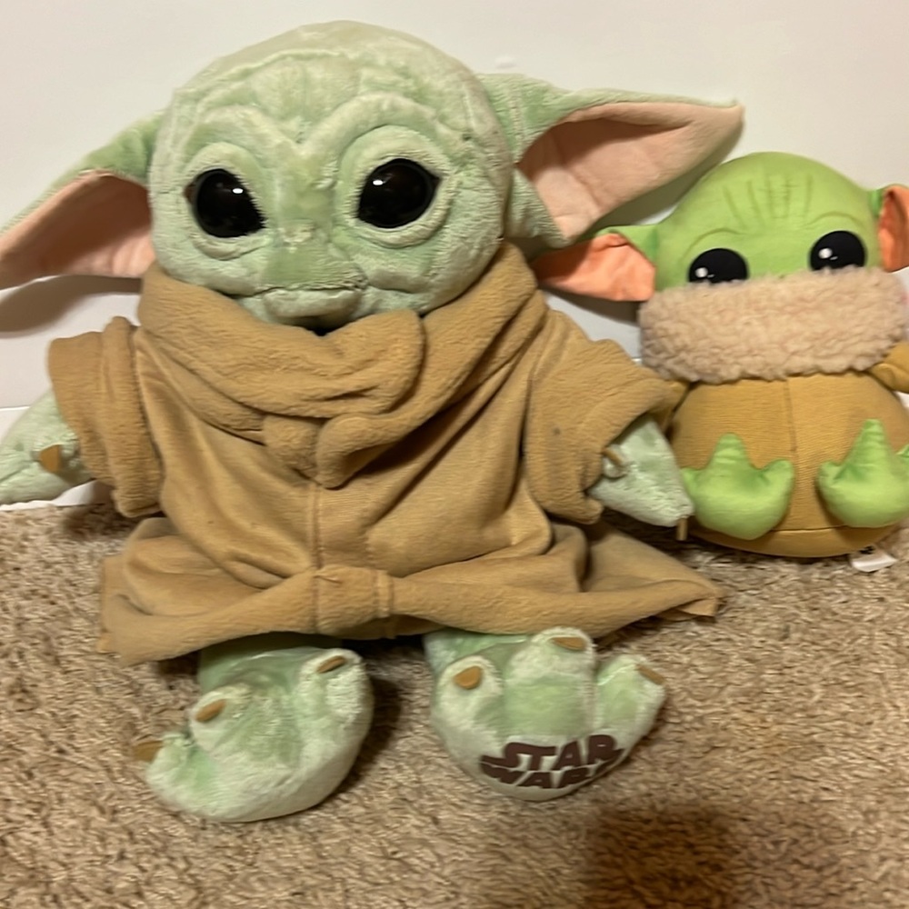 Star Wars baby yoda. Mini baby yoda to go with it. Excellent condition!